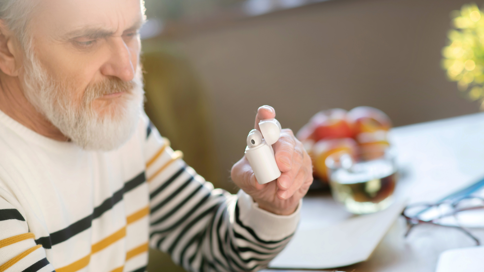 How to Wear Apple Earbuds Bemwireless